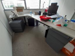 Photo détaillant le don divers mobiliers de bureau