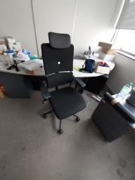 Photo détaillant le don divers mobiliers de bureau