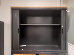 Photo détaillant le don armoire basse rideaux noirs