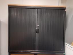 Photo détaillant le don armoire basse rideaux noirs