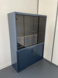 Photo détaillant le don BIBLIOTHEQUE AVEC VITRINE