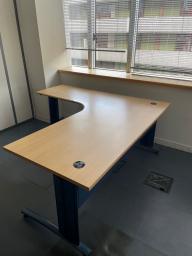 Photo détaillant le don BUREAUX AVEC RETOUR ET DEMI-LUNES EN BOIS CLAIR