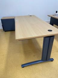 Photo détaillant le don BUREAUX DROITS EN BOIS CLAIR