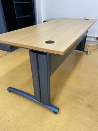 Photo détaillant le don BUREAUX DROITS EN BOIS CLAIR