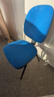 Photo détaillant le don chaises bleues