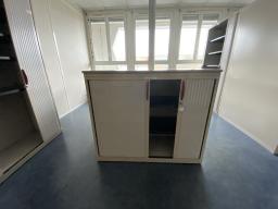 Photo détaillant le don Lot de mobilier : armoires basses, bureaux, caissons...