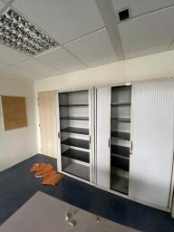 Photo détaillant le don Lot de mobilier : armoires basses, bureaux, caissons...