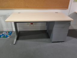 Photo détaillant le don Bureau droit avec caisson intégré