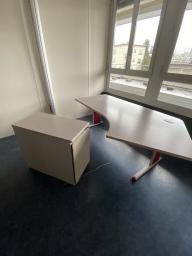 Photo détaillant le don Lot de mobilier : armoires basses, bureaux, caissons...