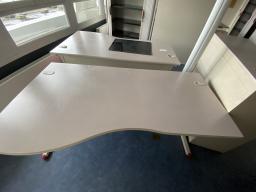 Photo détaillant le don Lot de mobilier : armoires basses, bureaux, caissons...