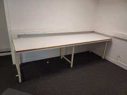 Photo détaillant le don Lot de 2 tables de type atelier, plateau bois et pieds en fer.
