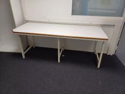 Photo détaillant le don Lot de 2 tables de type atelier, plateau bois et pieds en fer.