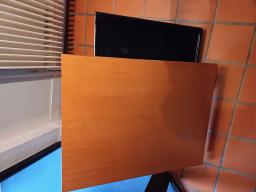 Photo détaillant le don Un bureau en demi-lune sur trois pieds avec retour rectangulaire