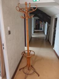 Photo détaillant le don porte-manteaux en bois