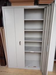 Photo détaillant le don armoire métallique 2 portes beige