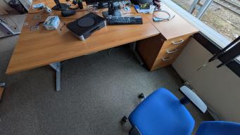Photo détaillant le don bureau droit 160x80 +caisson 3 tiroirs