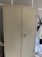 Photo détaillant le don Armoire haute à porte métal