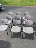 Photo détaillant le don chaises grises