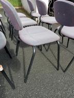 Photo détaillant le don chaises grises