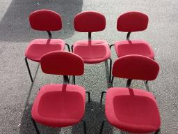 Photo détaillant le don lot de 5 chaises rouges