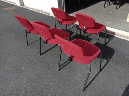 Photo détaillant le don lot de 5 chaises rouges