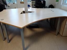 Photo détaillant le don 3 bureaux et 1 caisson bois clair et blanc
