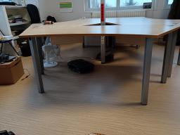 Photo détaillant le don 3 bureaux et 1 caisson bois clair et blanc