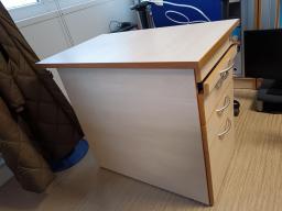 Photo détaillant le don 3 bureaux et 1 caisson bois clair et blanc