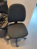 Photo détaillant le don 5 chaises de bureau noires