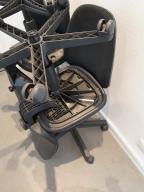 Photo détaillant le don 5 chaises de bureau noires