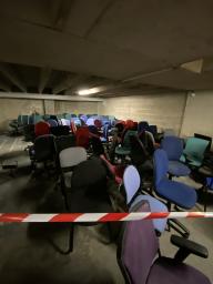 Photo détaillant le don Lot de chaises et d'armoires basses