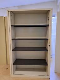 Photo détaillant le don Armoire haute portes à rideaux