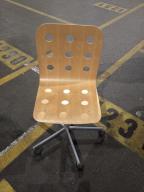 Photo détaillant le don Trois chaises à roulettes en bois