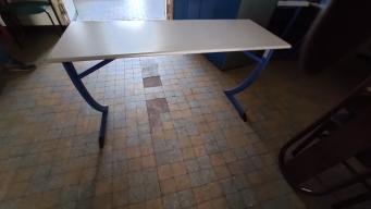 Photo détaillant le don 25 tables d'écolier
