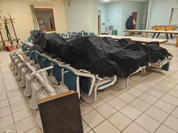 Photo détaillant le don Ensemble de 164 sièges fixés par 2, 4, 5 ou 8