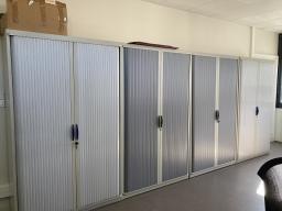 Photo détaillant le don Armoire haute à rideaux