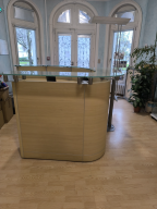 Photo détaillant le don Borne d'accueil en demi-cercle