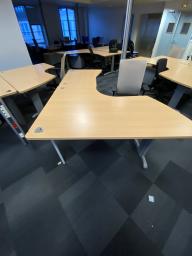 Photo détaillant le don Lot de bureaux avec caissons