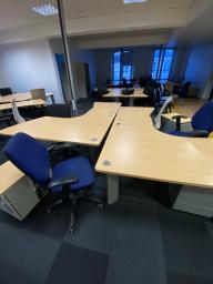 Photo détaillant le don Lot de bureaux avec caissons