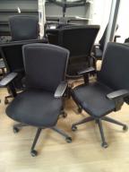 Photo détaillant le don Fauteuils noirs