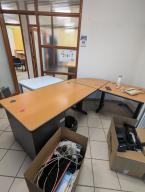 Photo détaillant le don Bureau d'angle gris foncé et bois + caisson intégré