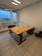 Photo détaillant le don Bureau d'angle bois clair + caisson intégré