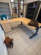 Photo détaillant le don Bureau d'angle bois clair + caisson intégré