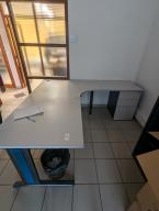 Photo détaillant le don Bureau d'angle gris clair + caisson intégré