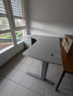 Photo détaillant le don Bureau d'angle gris clair avec caisson