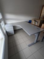 Photo détaillant le don Bureau d'angle gris clair avec caisson