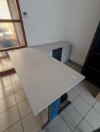Photo détaillant le don Bureau d'angle gris clair + caisson intégré