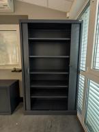 Photo détaillant le don Armoire haute double porte grise