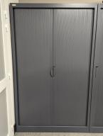 Photo détaillant le don Armoire haute deux portes grise