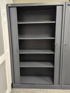 Photo détaillant le don Armoire haute deux portes grise
